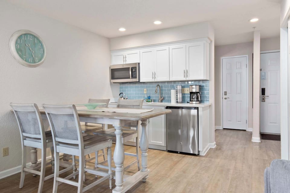 Dining Area to Kitchenette