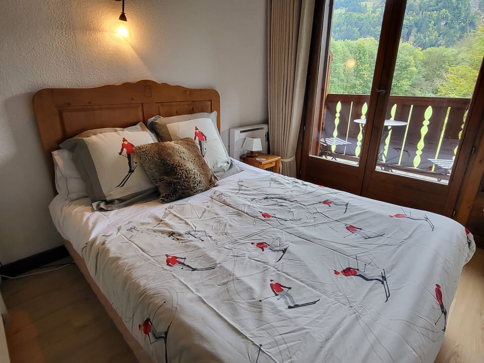 Double bedroom with balcony