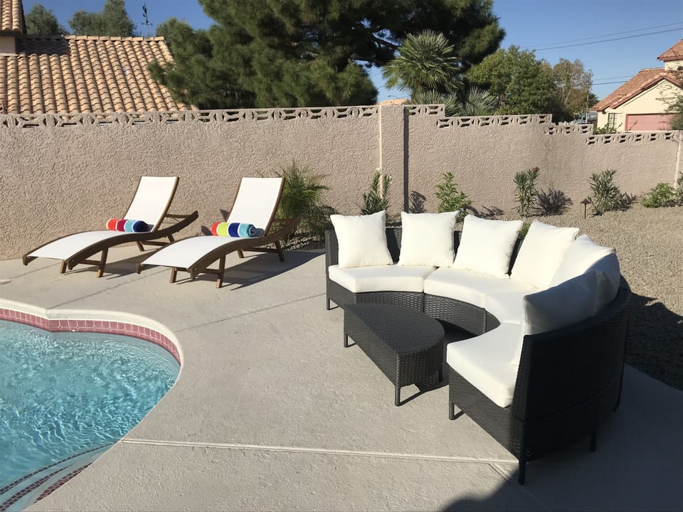 Pool seating