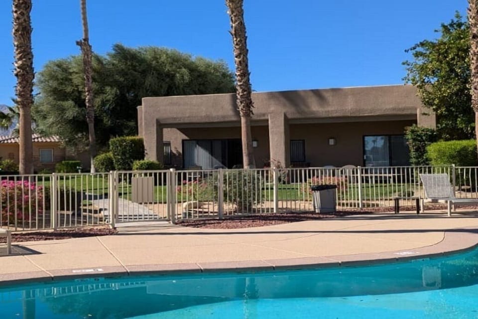 Condo, footsteps away from the new pool & jacuzzi
