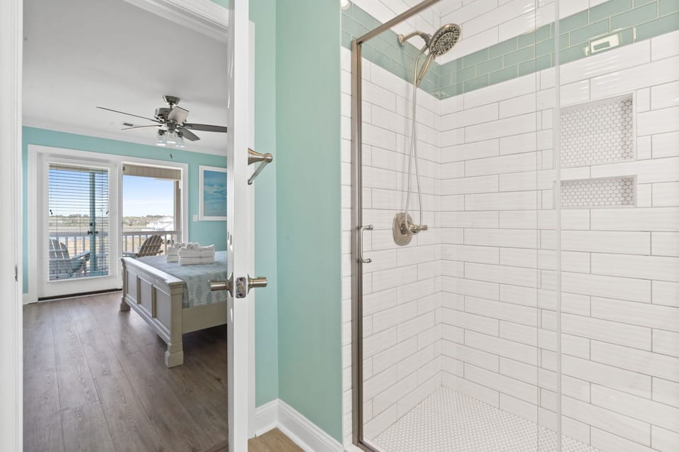 Private bathroom & balcony.