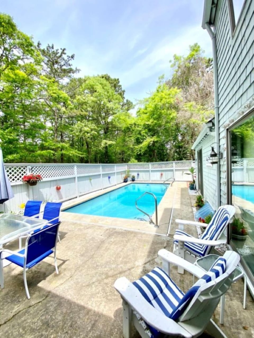 Plenty of room to relax poolside