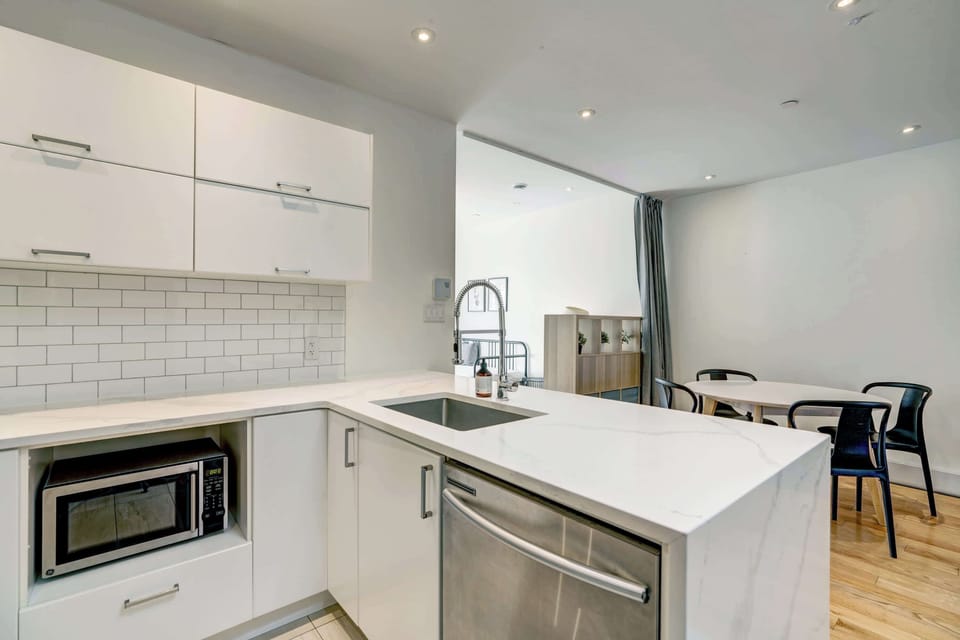 Deep sink and dishwasher make cleaning up a breeze.