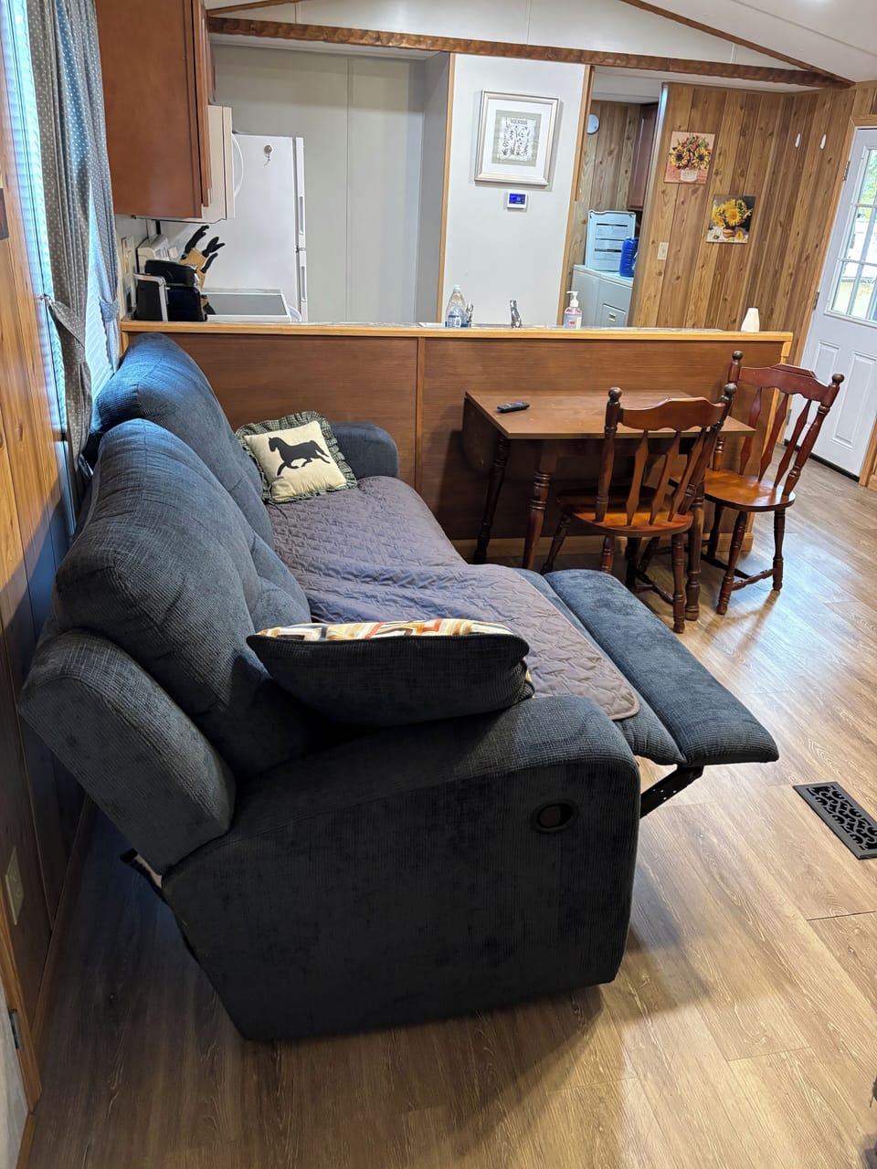 Recliner couch faces TV