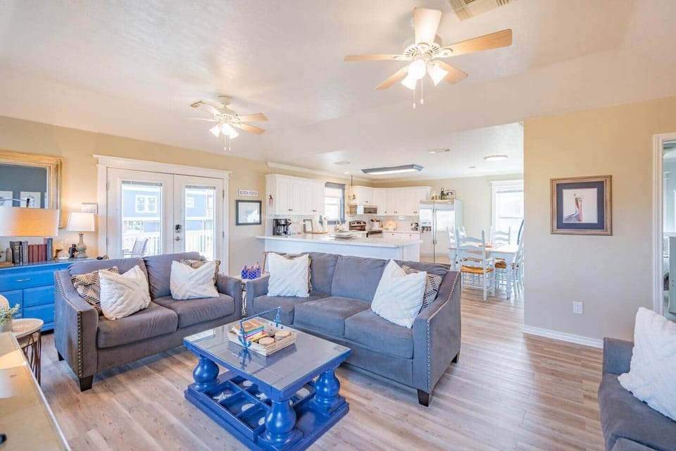 The tasteful, coastal decor is perfect for your beach location.