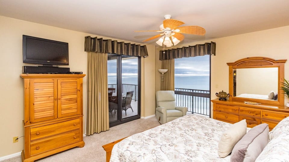 The master also has a view to the ocean. Can you see the waves?