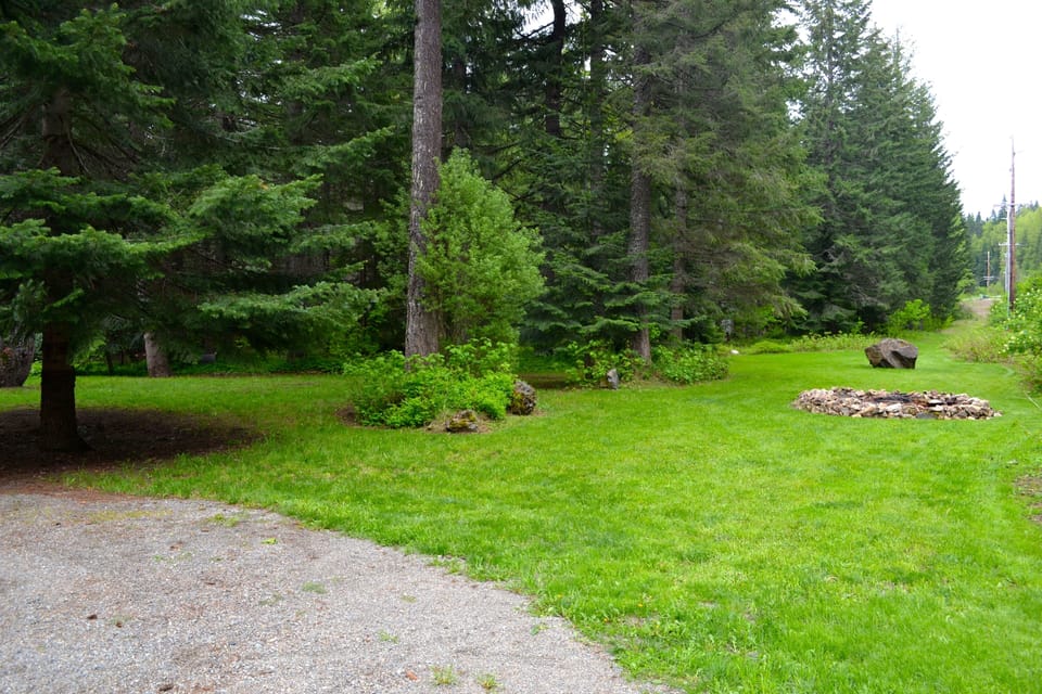 Large yard and fire pit. Star gazing, summer games and snow play!