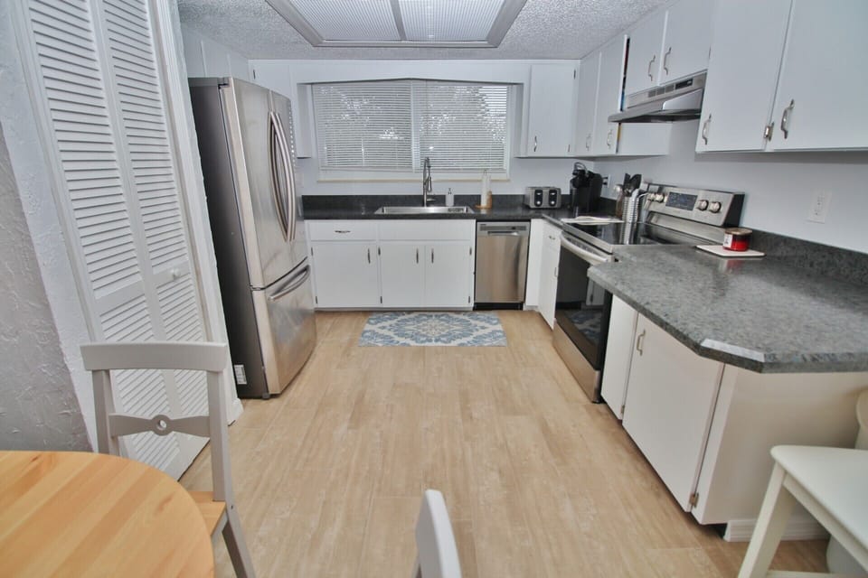 Updated open kitchen - fully equipped