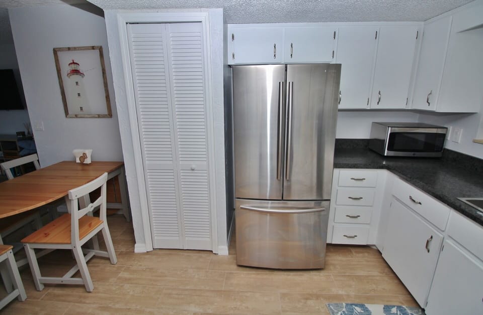 Updated open kitchen - fully equipped 