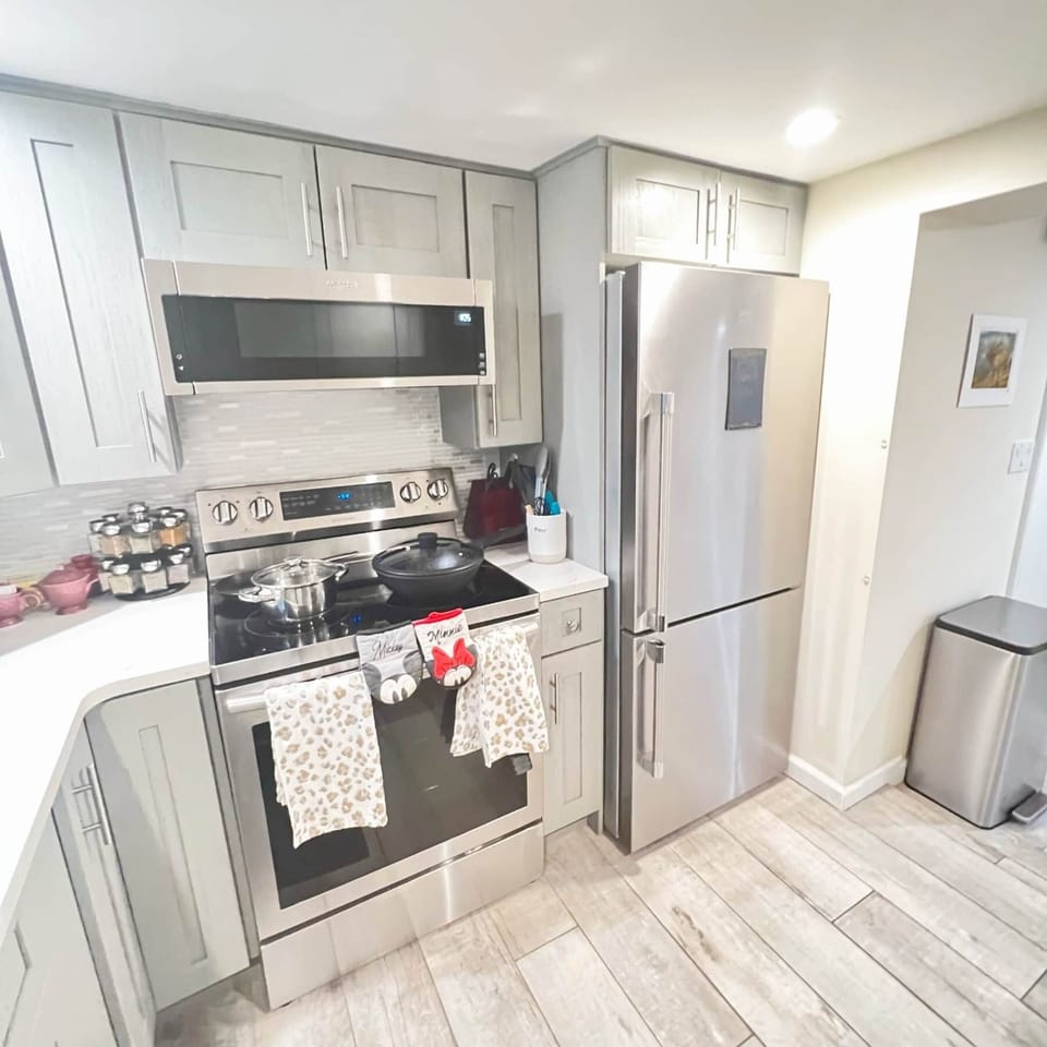 Full Refrigerator with Freezer