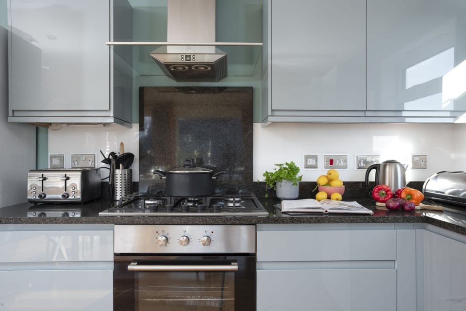 Kitchen area with food storage - Lodge 40, Retallack