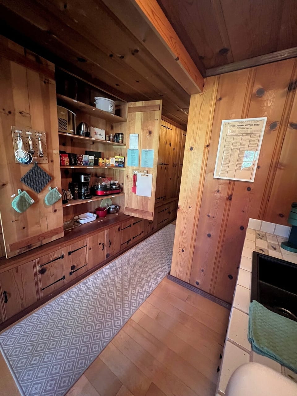 Kitchenette:  Lots of kitchen appliances included! (see description)