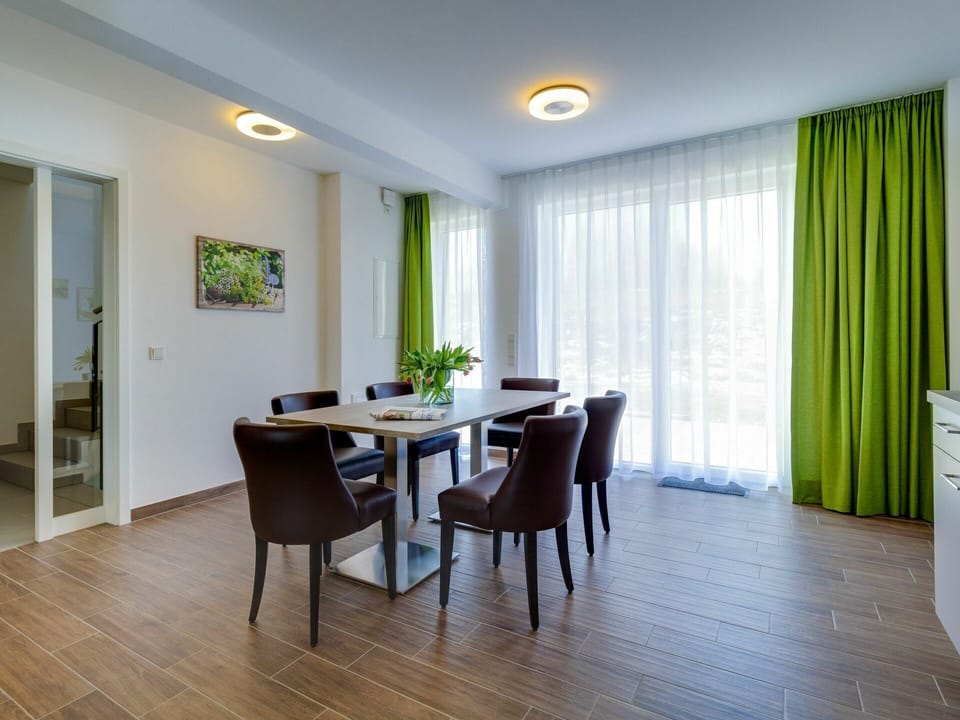 Room, Interior Design, Property, Floor, Furniture, Building, Ceiling, Dining Room, Curtain, House