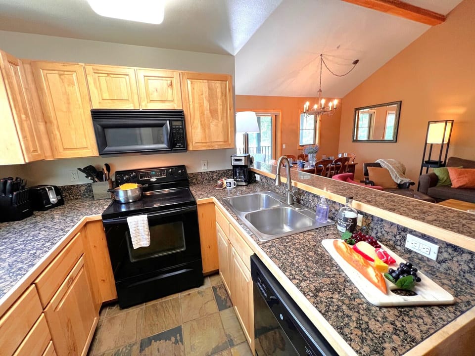Fully equipped kitchen to create family meals or quick snacks