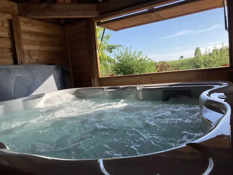 Outdoor spa tub