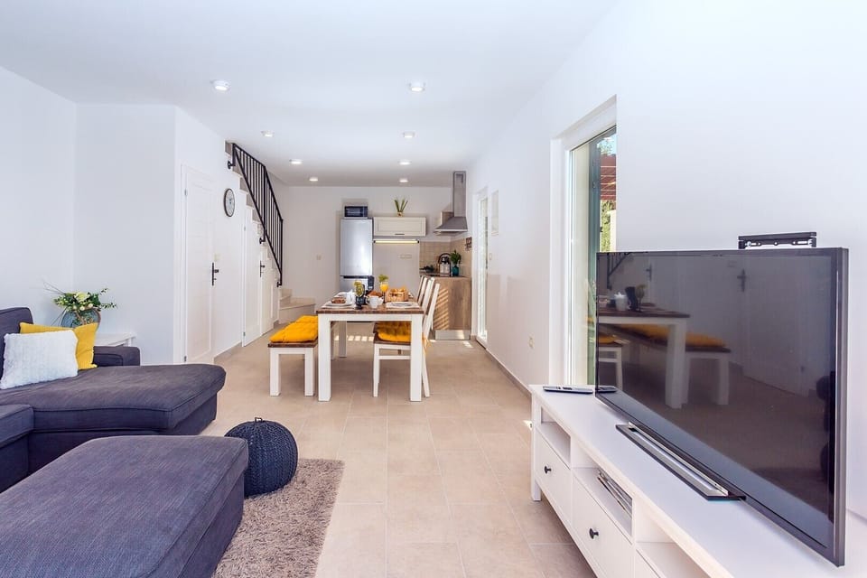 Stylish living and dining room, and a fully equipped kitchen