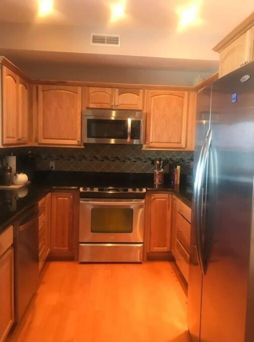 Electric oven/stove, microwave, dishwasher, full-sized frig/freezer w/ ice maker