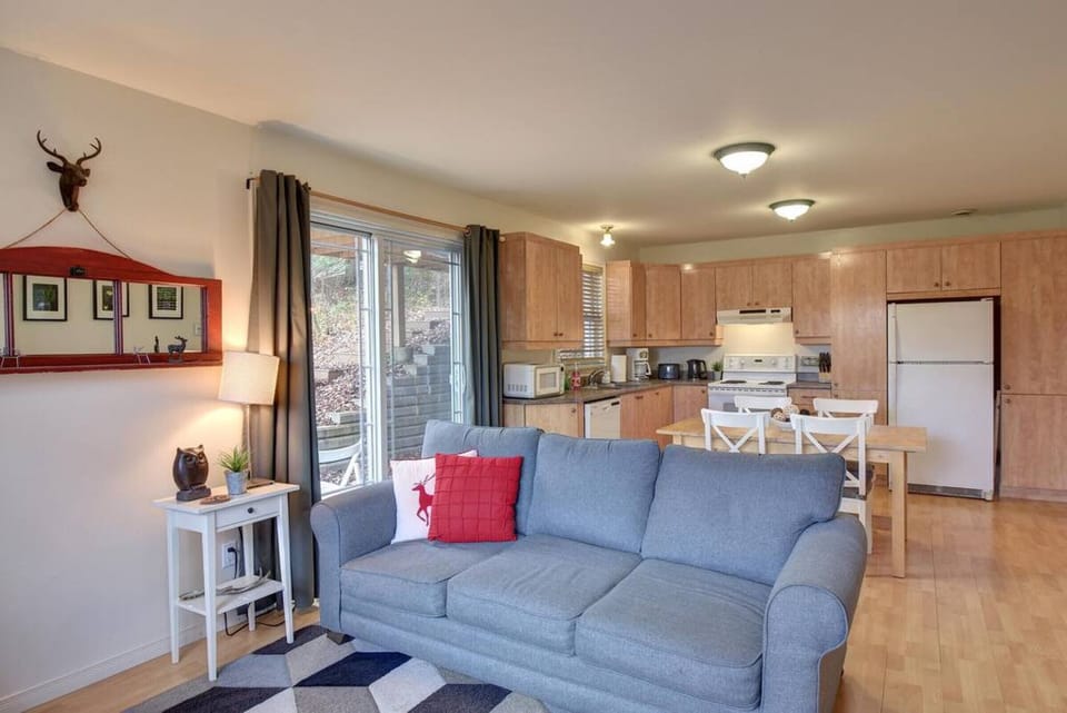 Great place! The listing is accurate. Great communication from the host. The location is superb. Less than 10 minutes from Montagne d`argent and the great restaurants in St Jovite.