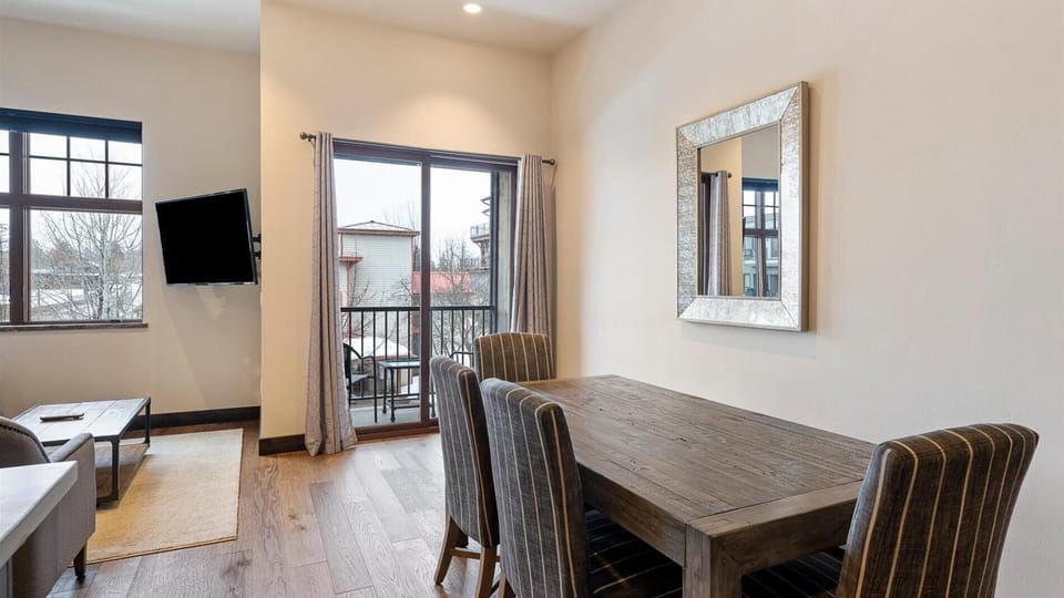 Dining space with seating for 6.