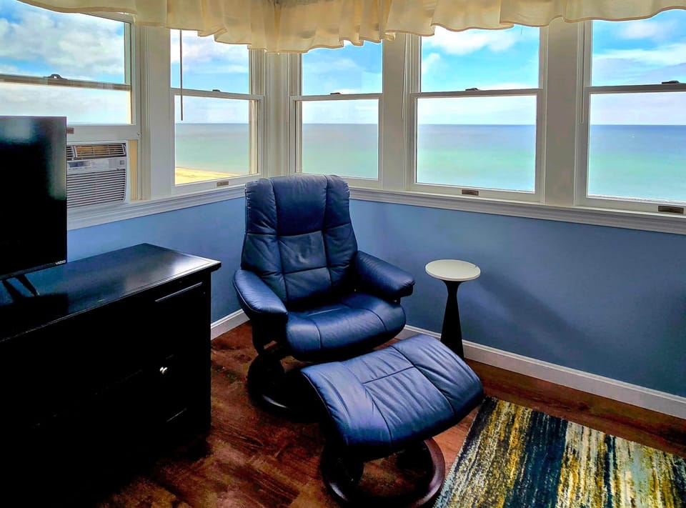 Bedroom 1: Or relax in the euro leather lounger. Choices!