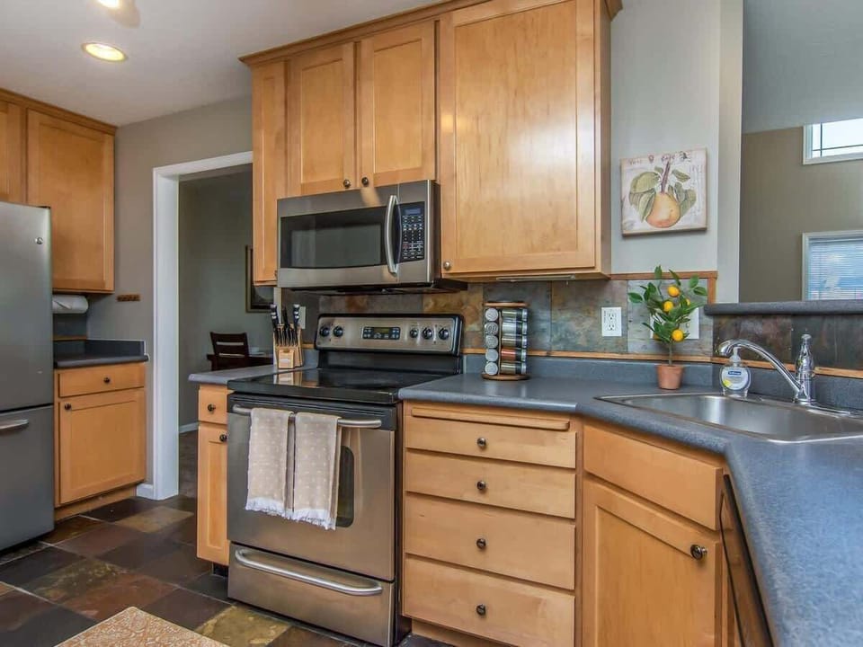 Nice full kitchen for preparing and enjoying meals together