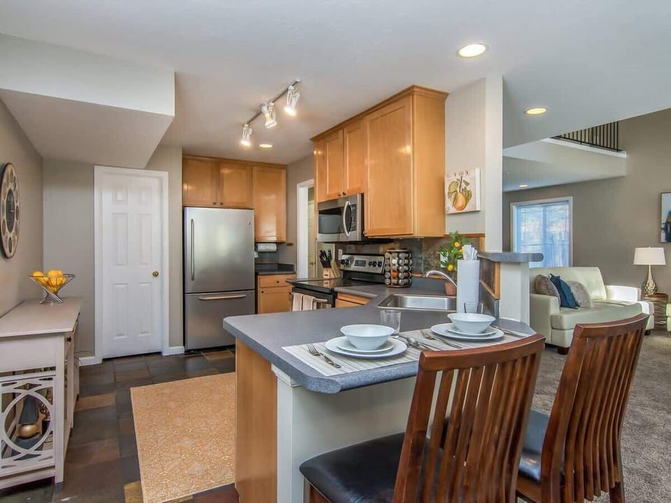 Wonderful fully-stocked modern updated kitchen to enjoy