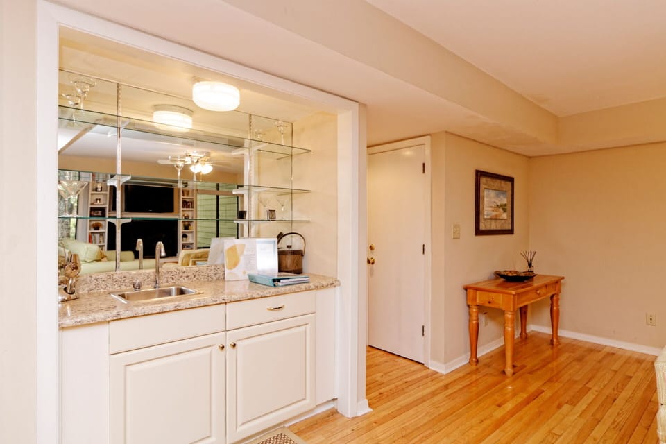 Built-in wet bar