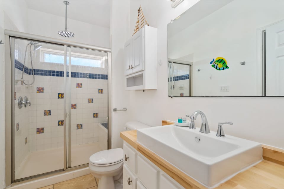 Common Full Bathroom