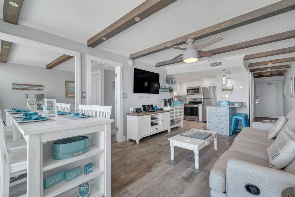 Dining table for 4 and Extra Seating at the Breakfast Bar