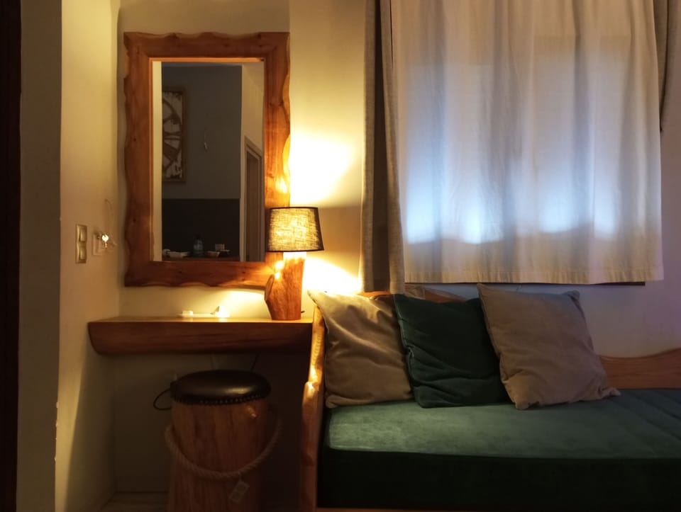 Καθρέπτης στο σαλόνι 