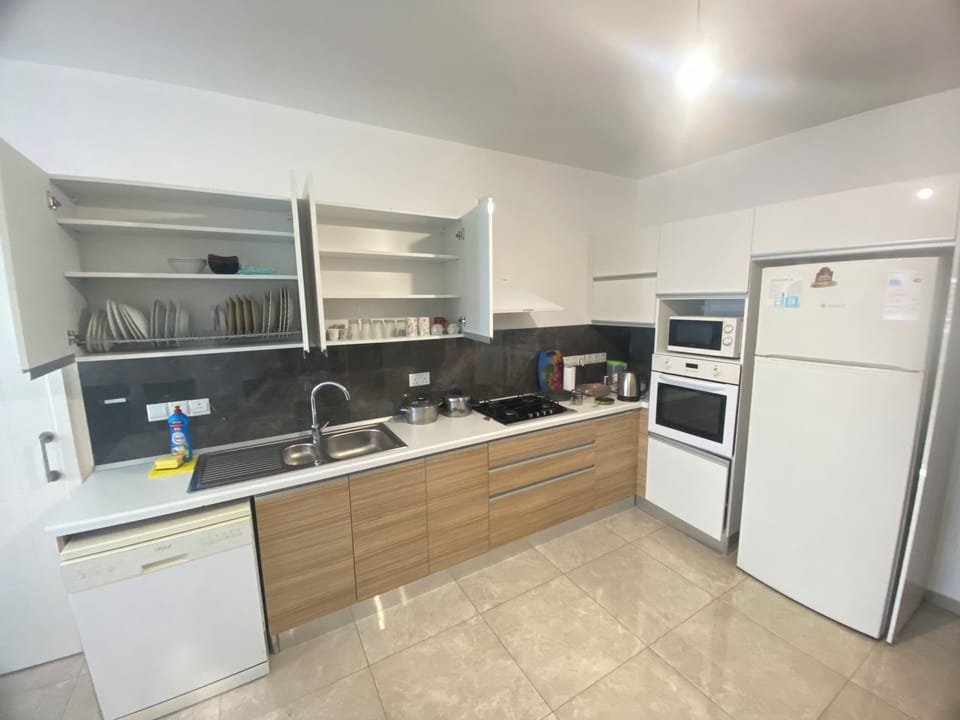 Fully kitchen; refrigerator w/freezer,4-burner gas stove, microwave, kettle.