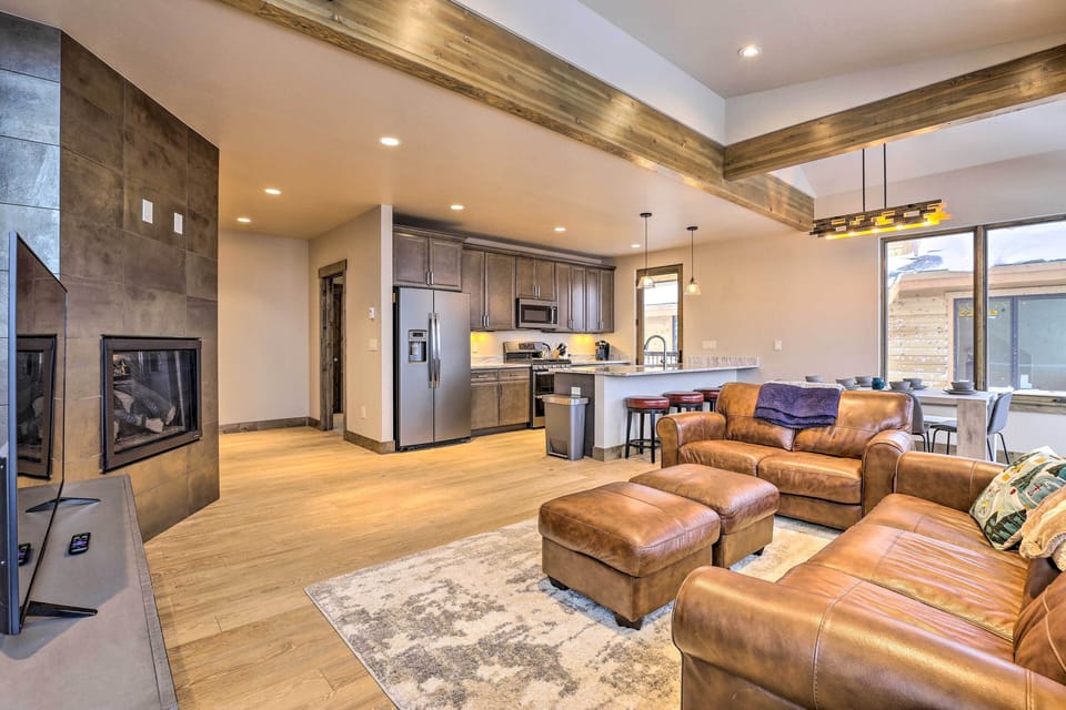 Main Living Space | Smart TV w/ YouTube TV & Cable