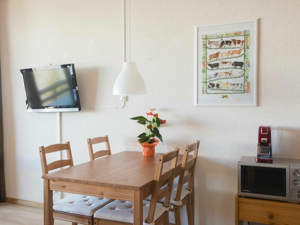 Room, Furniture, Interior Design, Table, Property, Wall, Dining Room, Floor, Building, House