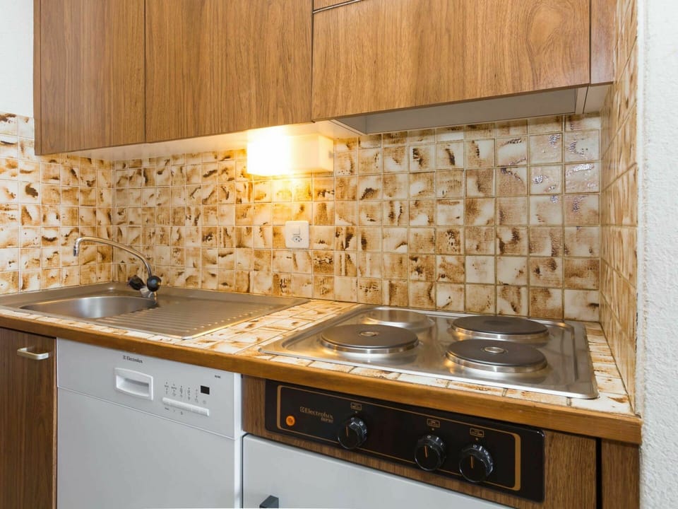 Countertop, Tile, Property, Kitchen, Cabinetry, Room, Furniture, Cooktop, Gas Stove, Kitchen Stove