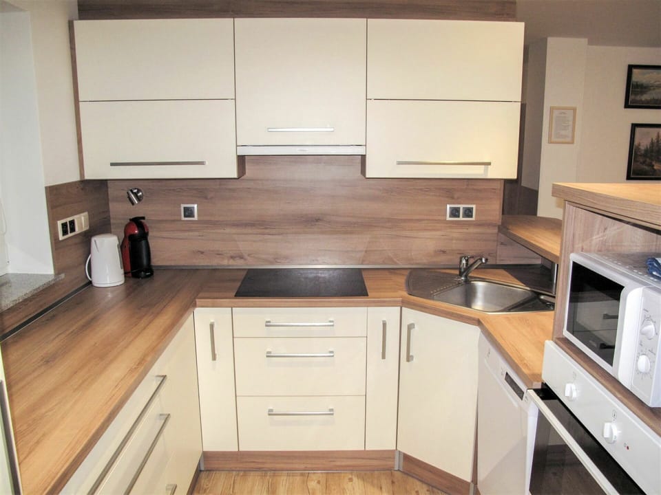 Countertop, Cabinetry, Room, Property, Kitchen, Furniture, Floor, Interior Design, Sink, Home