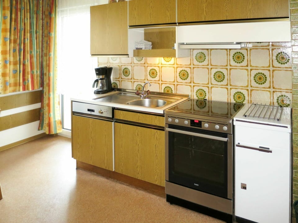 Countertop, Cabinetry, Kitchen Sink, Sink, Property, Tap, Kitchen Stove, Kitchen Appliance, Kitchen, Home Appliance