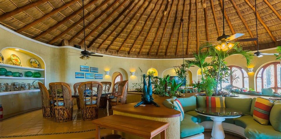 Villa Las Rocas - Dining and common area