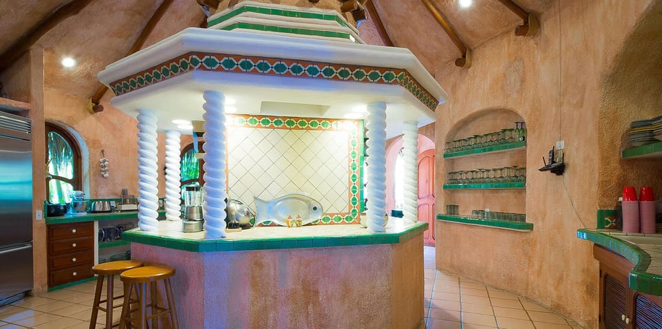 Villa Las Rocas - Kitchen and bar area