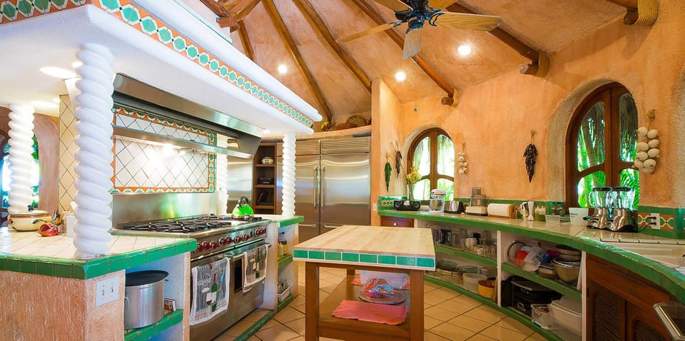 Villa Las Rocas - Kitchen and bar area