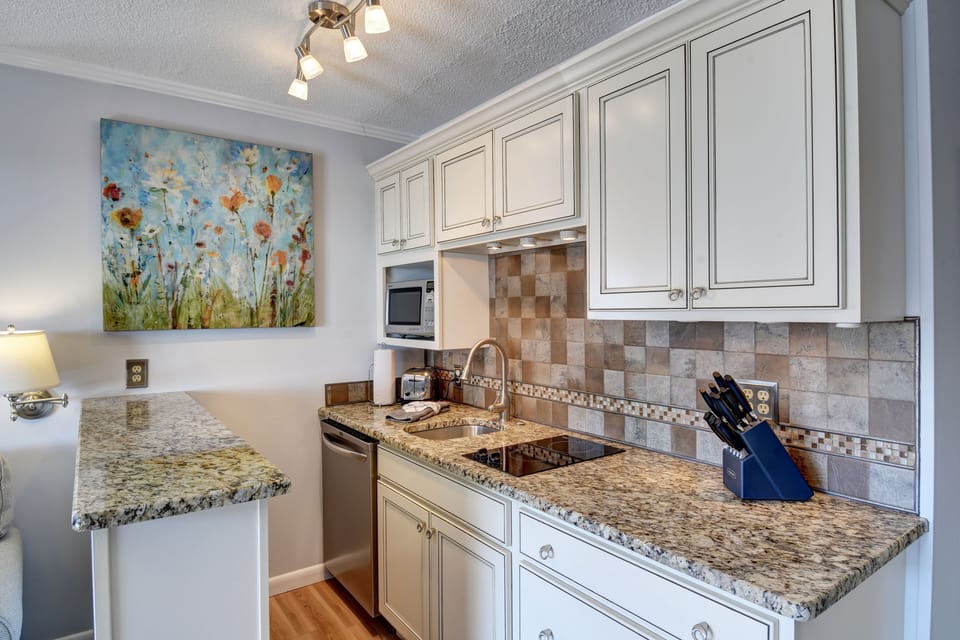 Lots of storage in the kitchen!