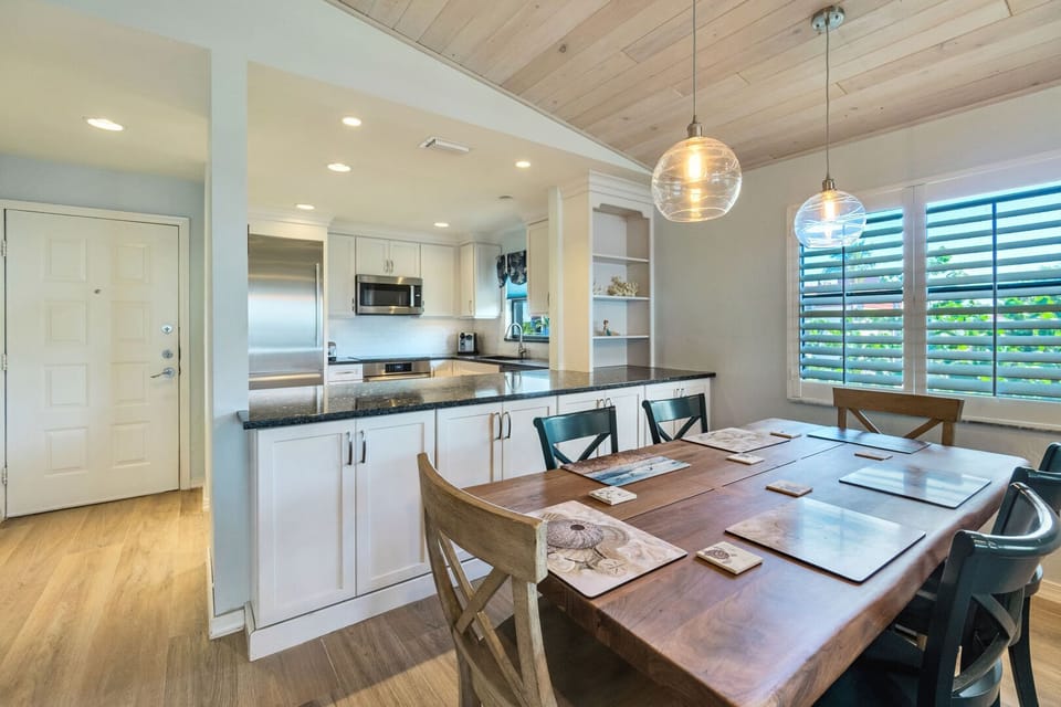 Gorgeous high end condo with beautful modern amenities and coastal chic style