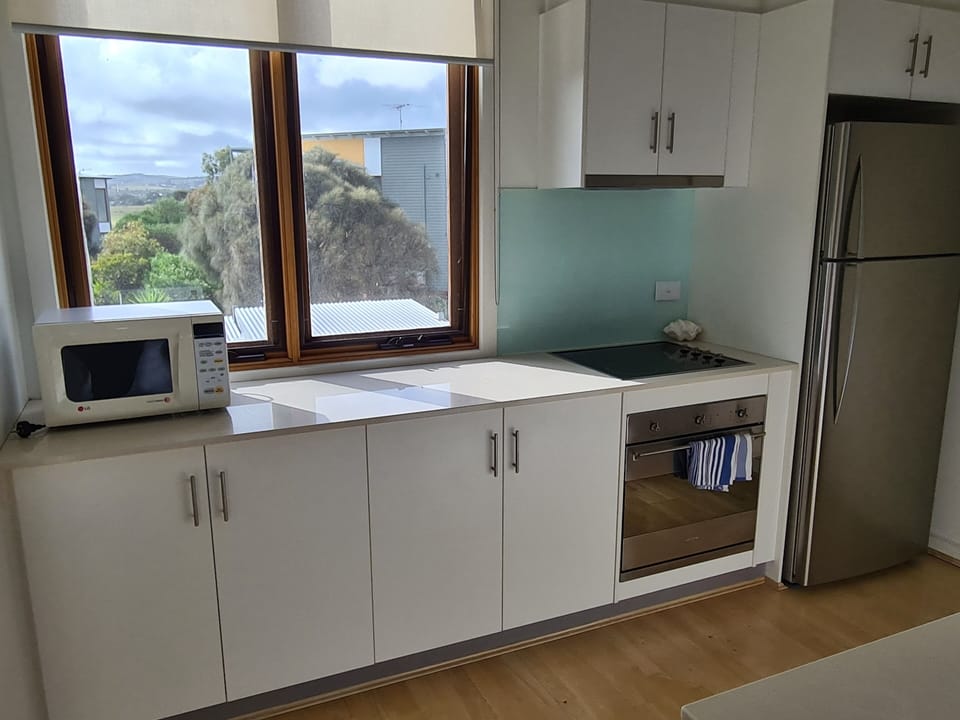 Villa 13 South Shores Resort Normanville - kitchen with view