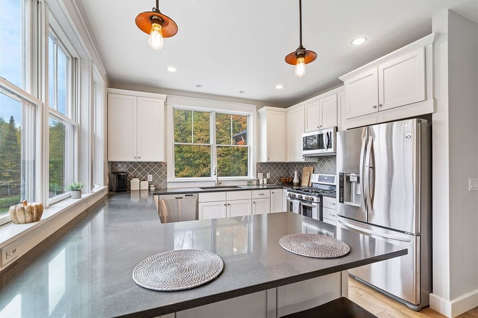 Breakfast bar is perfect for Apres-ski snacks and extra dinner seating