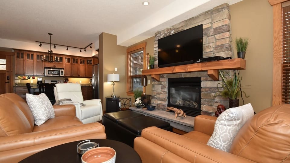 Natural gas fireplace, 50" TV, cable (extra channels), PVR & Apple TV too