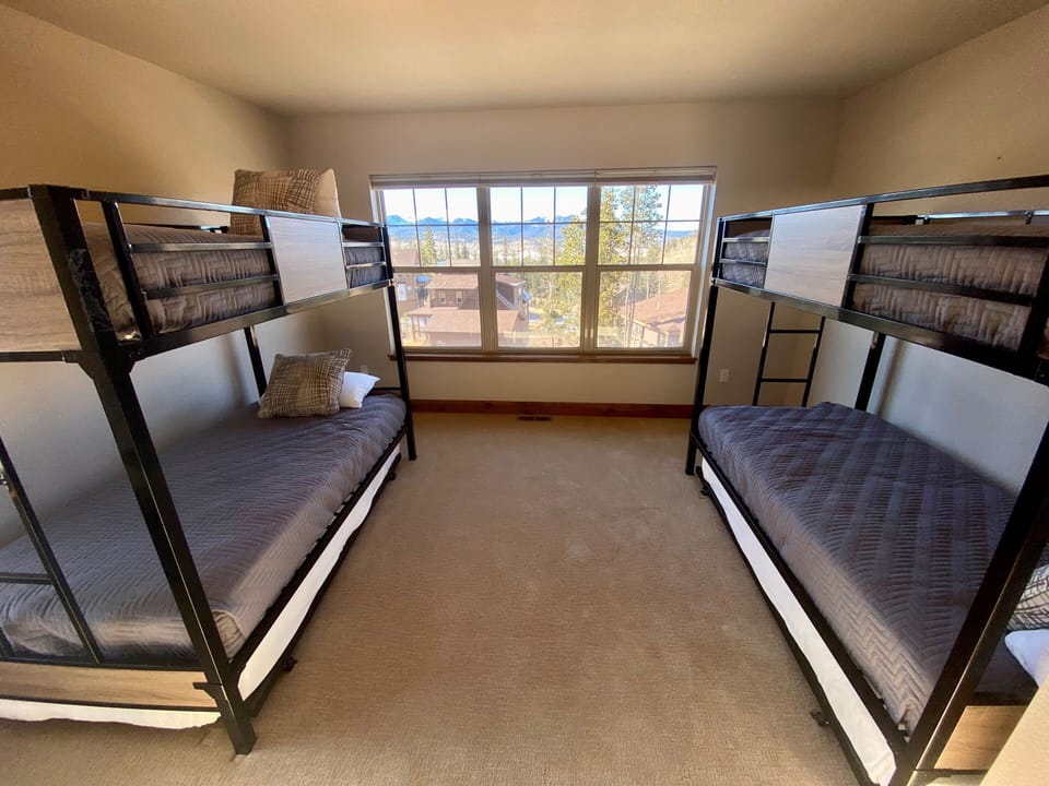 Bunk Room with Twin Beds