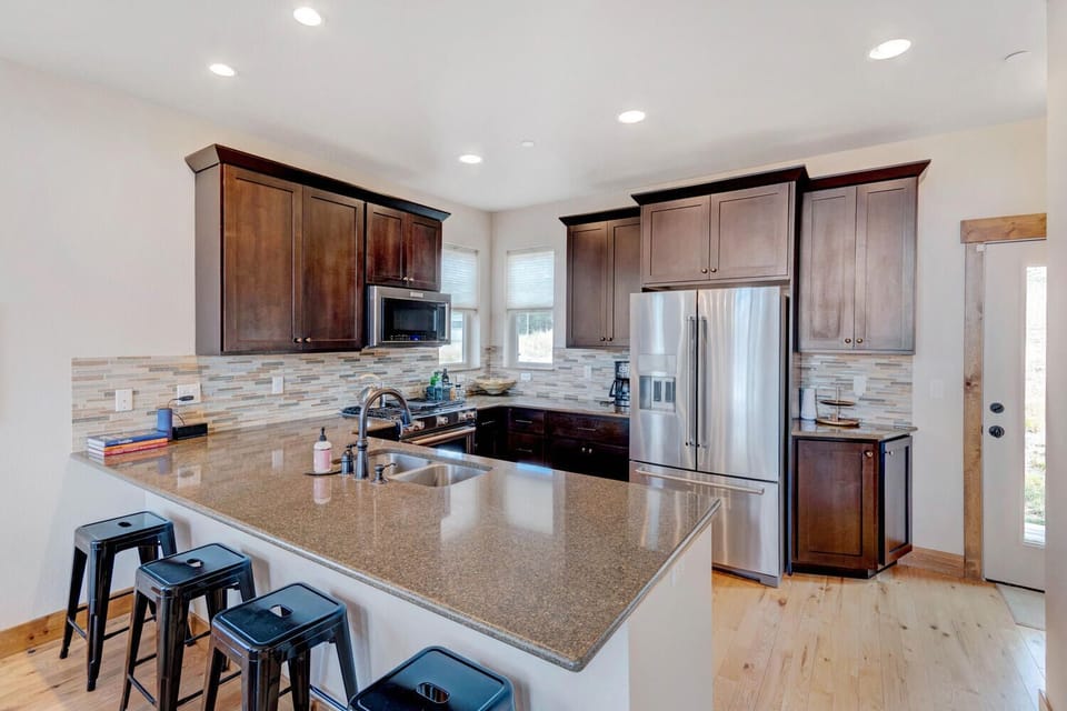 Kitchen Island with Seating for 4
