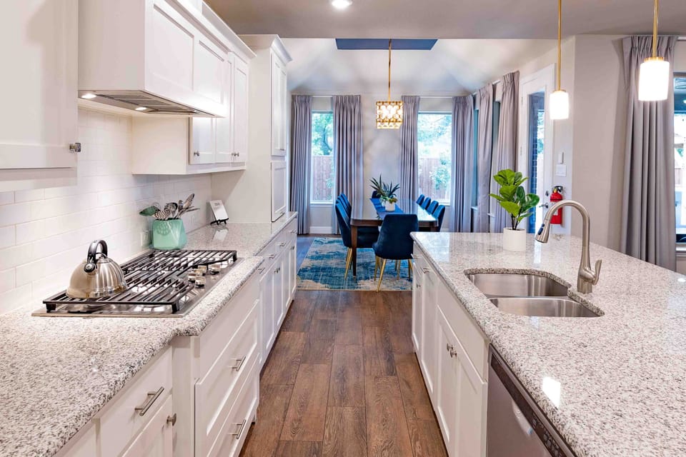 Fully equipped gourmet kitchen with granite counters.