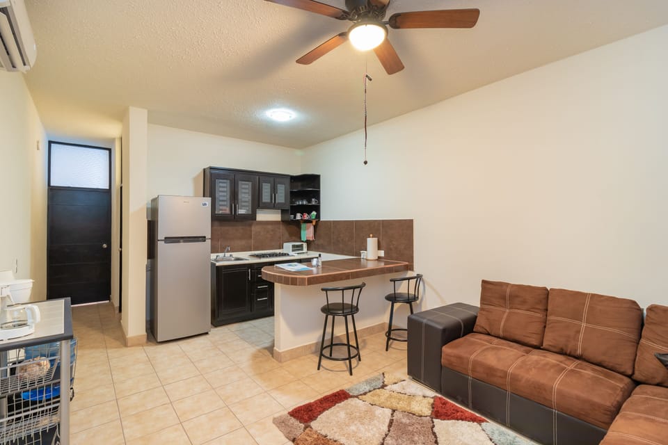 Functional kitchen, w gas stove, refri, built in bar, suitable for laptop use.