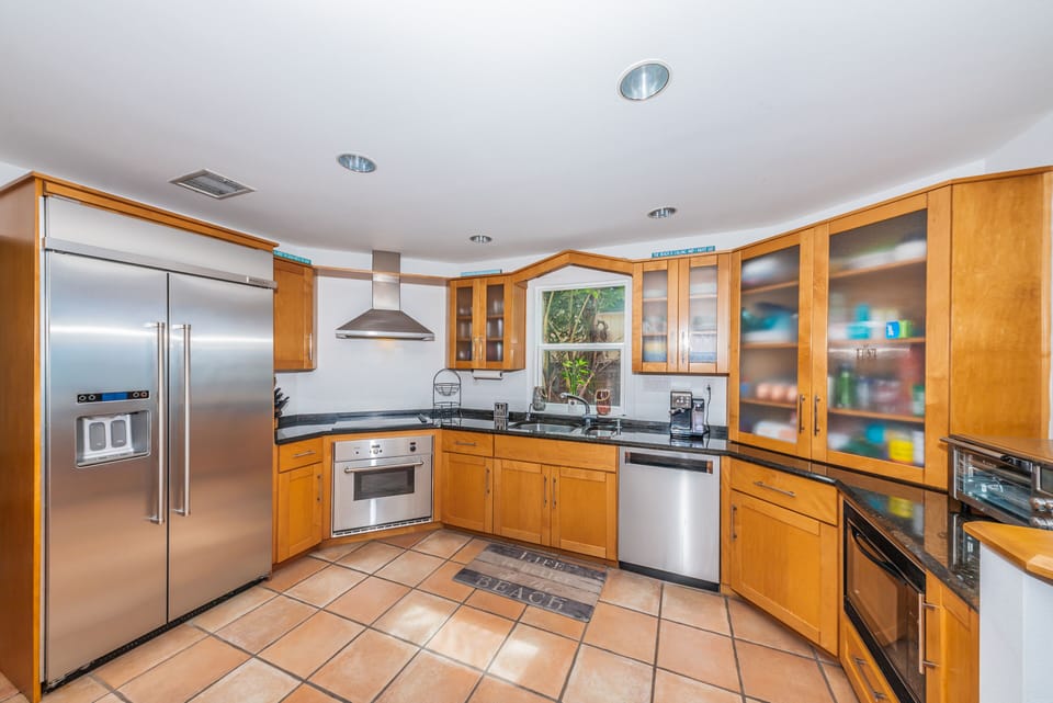 Great kitchen with everything you like for a great vacation.....cook or takeout?