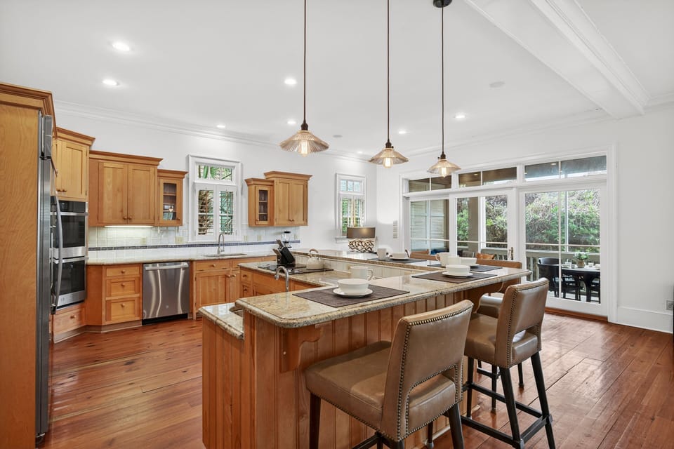 Fully Equipped Kitchen with Extra Table and Bar Stools